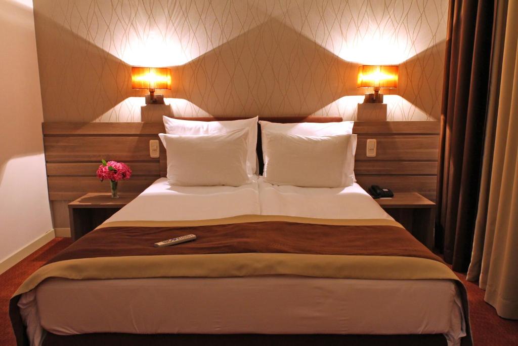 Una cama o camas en una habitación de Hotel Danubia Park