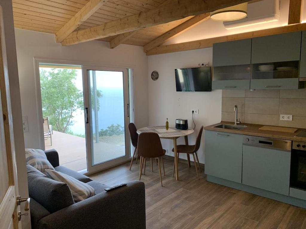 kuchnia oraz salon ze stołem i kanapą w obiekcie Photovoltaik - Villa Atelier - w mieście Vráchos