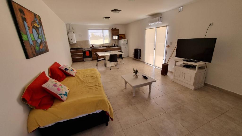 sala de estar con sofá y TV de pantalla plana en Mendoza y Albarracin en 