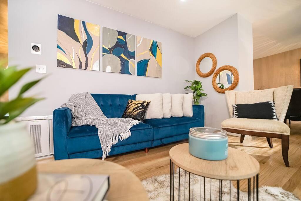een woonkamer met een blauwe bank en een tafel bij Infinity MountView House 