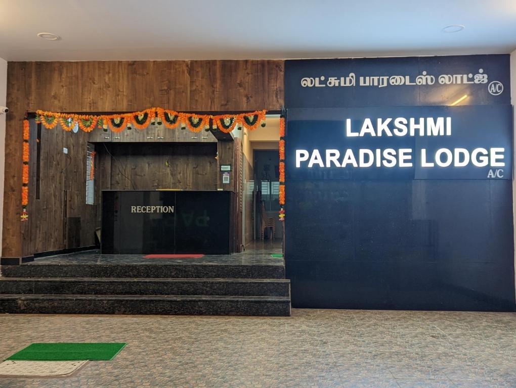 博拉吉Lakshmi Paradise Lodge A/C的大堂设有熊猫天堂山林小屋的标志