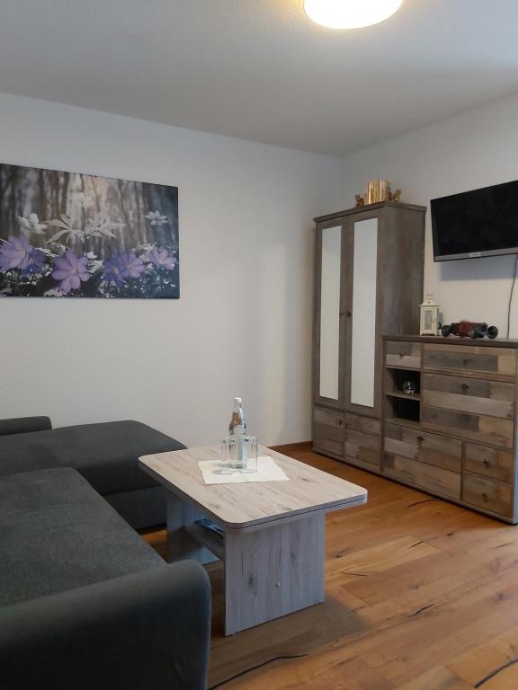 - un salon avec un canapé et une table basse dans l'établissement Ferienwohnung Munzert, à Zell im Fichtelgebirge