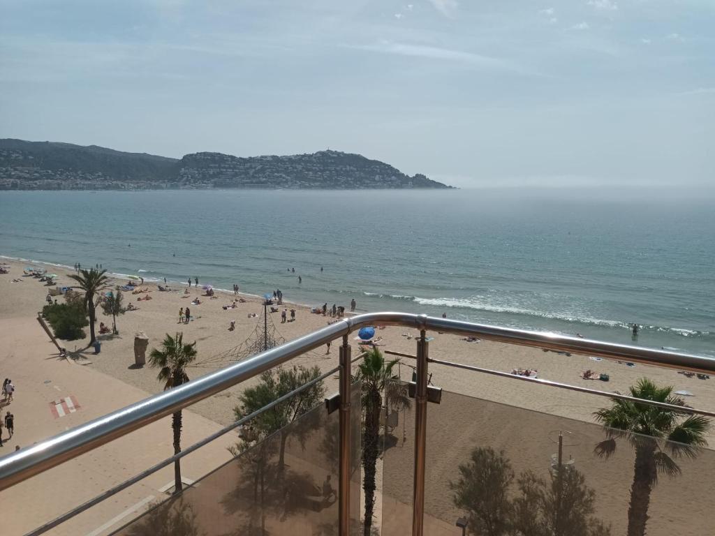 vistas a una playa con gente en la arena en Global Immo 3003 Europa, en Roses