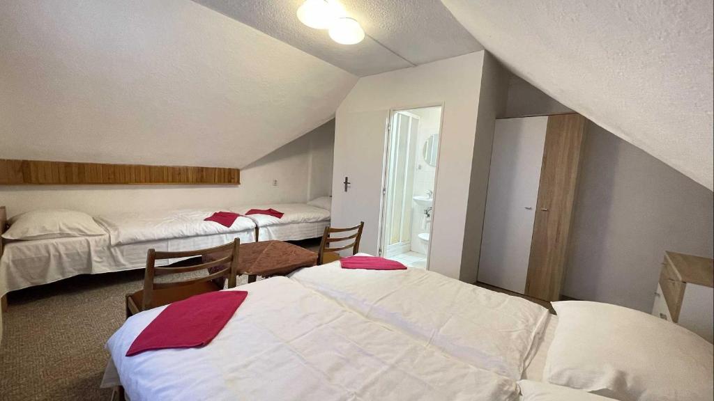 Postel nebo postele na pokoji v ubytování Hotel Zlatá vyhlídka