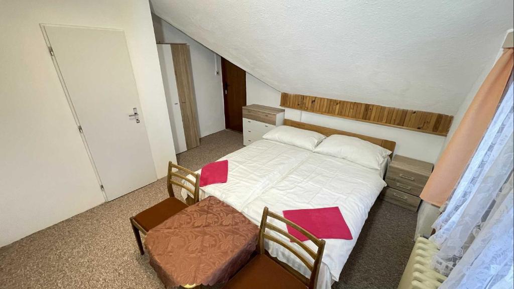 Postel nebo postele na pokoji v ubytování Hotel Zlatá vyhlídka