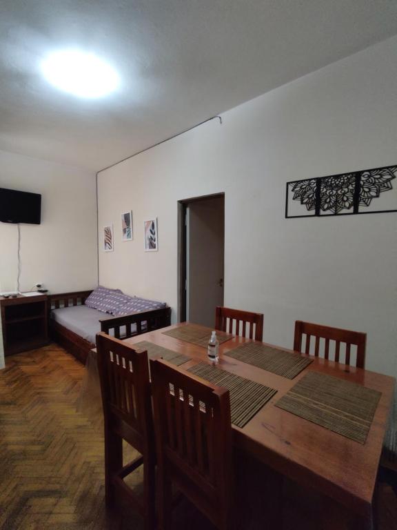 comedor con mesa, sillas y cama en Departamento Salvador - pleno centro-salta capital en Salta