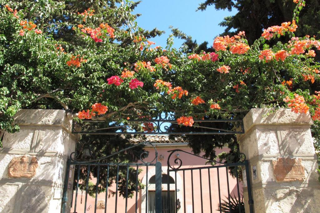 マリーナ・ディ・ラグーザにあるVilla Spadolaのピンクの花の木門
