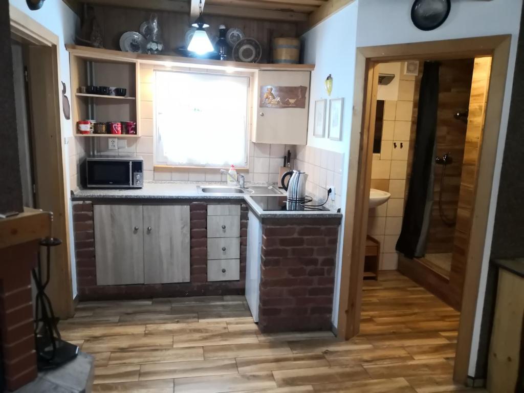Kuchyň nebo kuchyňský kout v ubytování Chata pod pilskom