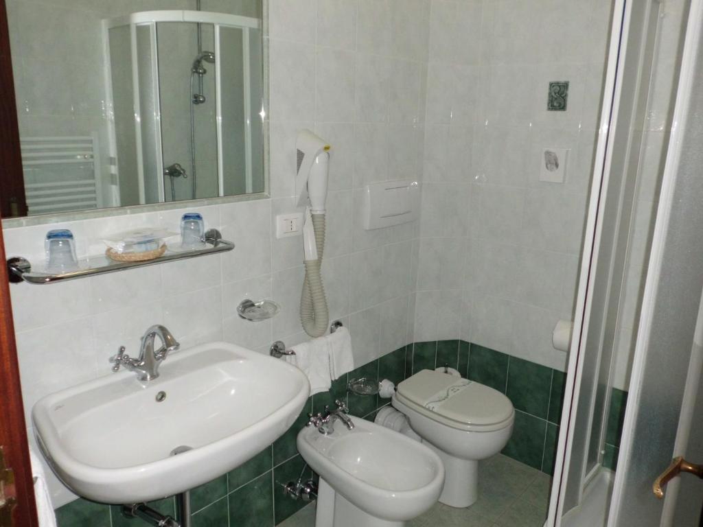 A bathroom at Fegina 3 DELuxe Bedrooms & Bathrooms