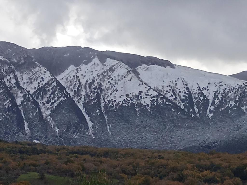 A general mountain view or a mountain view taken from Az apartmant