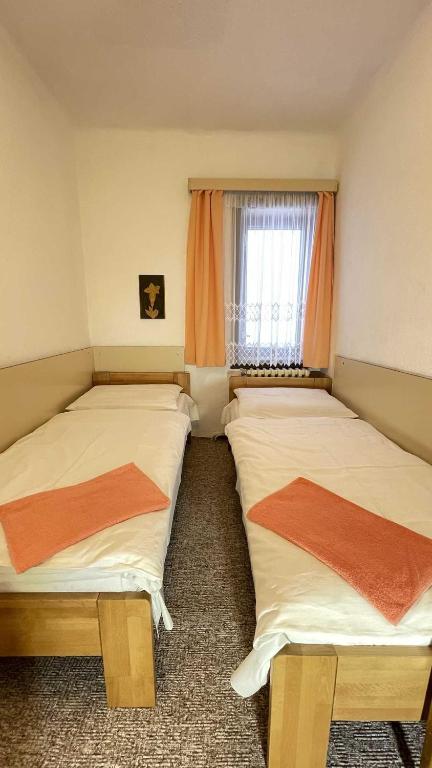 Postel nebo postele na pokoji v ubytování Hotel Zlatá vyhlídka