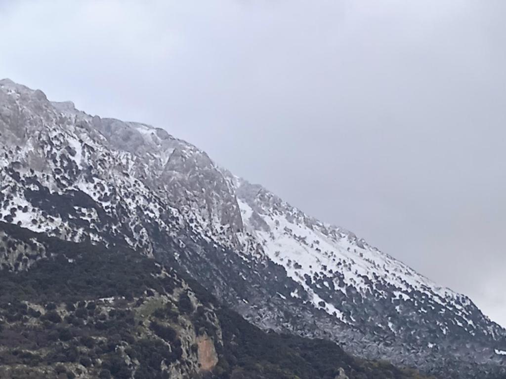 A general mountain view or a mountain view taken from Az apartmant