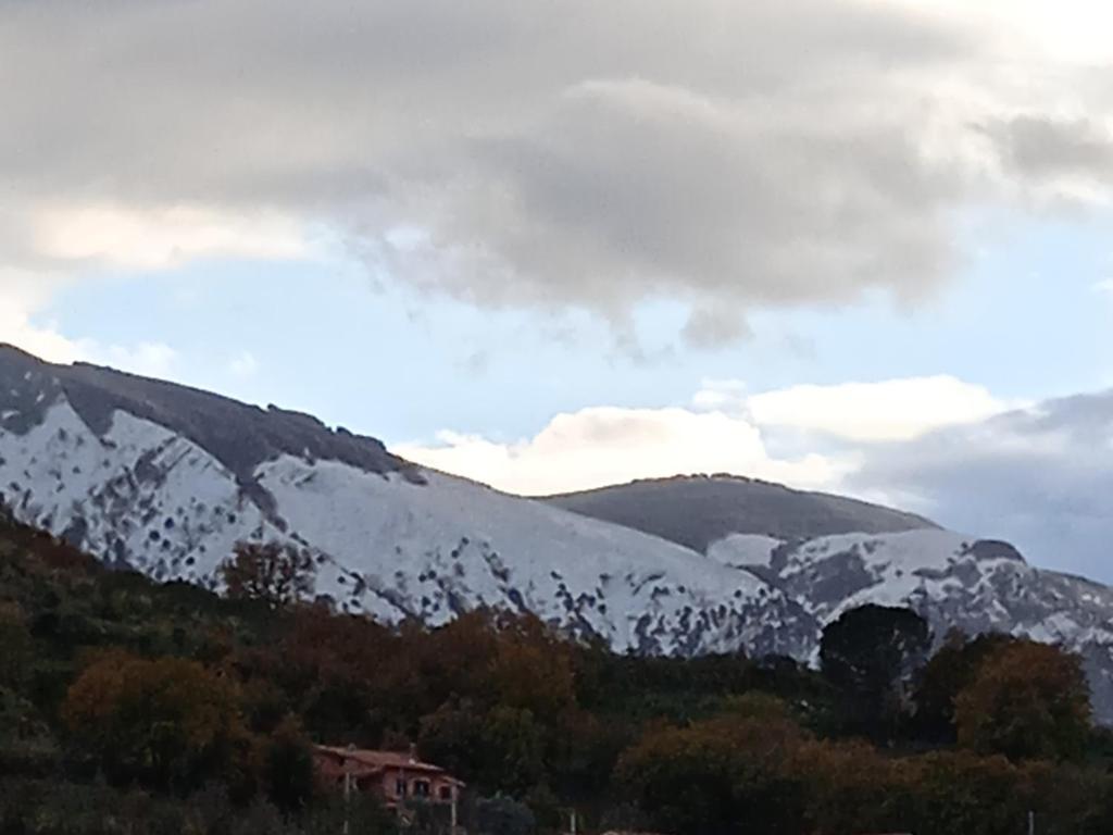 A general mountain view or a mountain view taken from Az apartmant