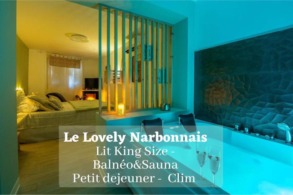una sala de estar con un espejo grande en una habitación en Le Lovely Narbonnais - Balneo & Sauna en Narbona