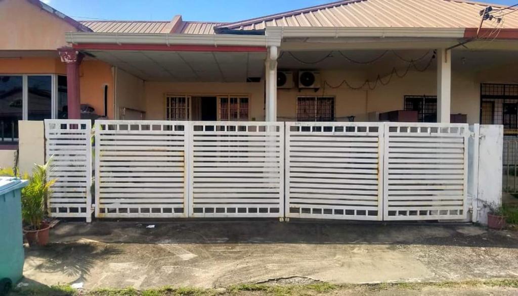 a white fence in front of a house at Beaufort Paguyut Homestay in Beaufort