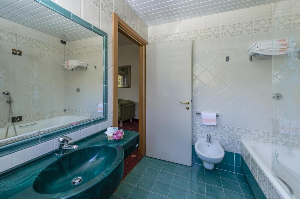 Un baño de Hotel Lido La Perla Nera
