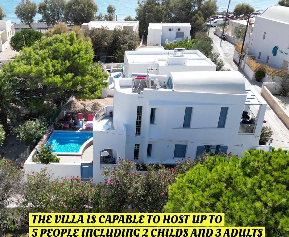 Basen w obiekcie Located by the sea one beachfront Private Captain Lazaros Pool Villa with loft in 750sqm spacious private plot-Jacuzzi-sunrelax-furnished terace-gazebo-private parking,sleep 3 adults and 2 children, just steps from the Black Beach-Seaview lub w pobliżu