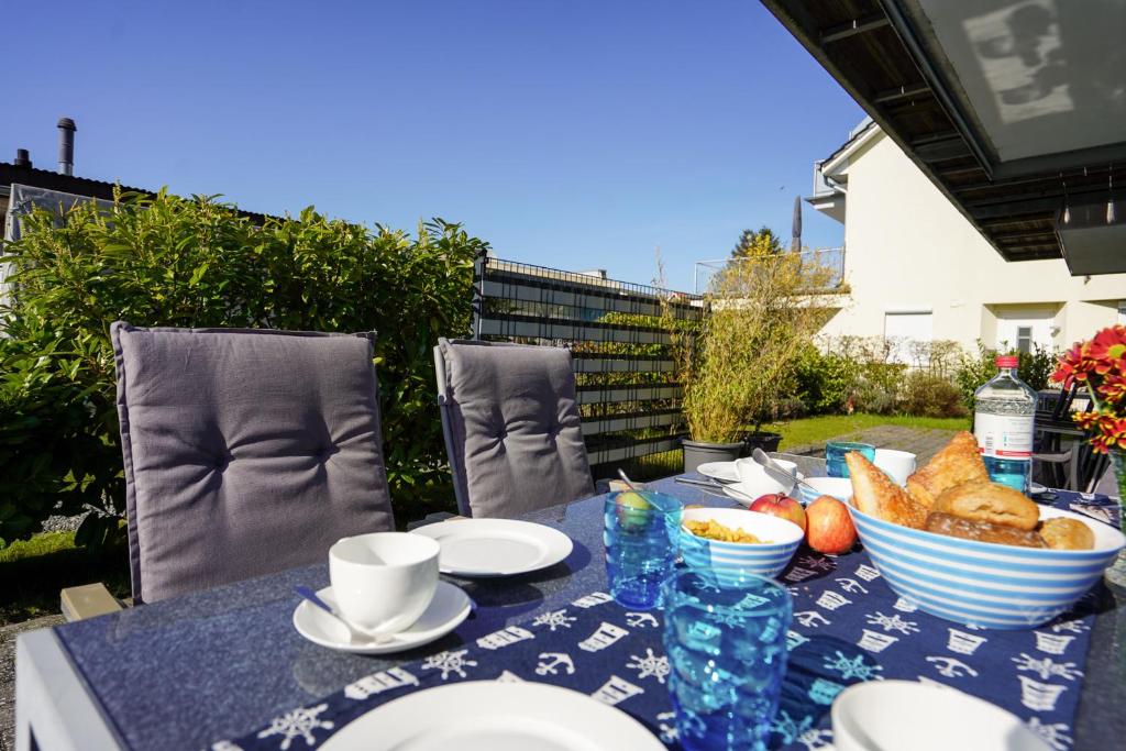 uma mesa com uma toalha de mesa azul com uma tigela de comida em Haus Marienfeld Wohnung "Marla" em Grömitz