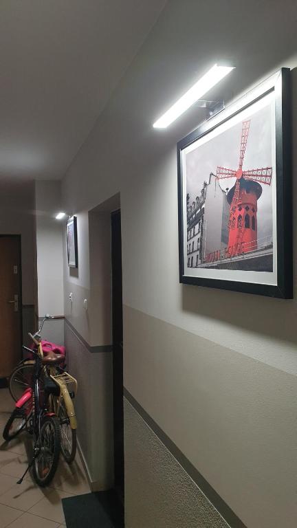 a wall with a picture of a windmill on the wall at Fajna Cavalera in Reda