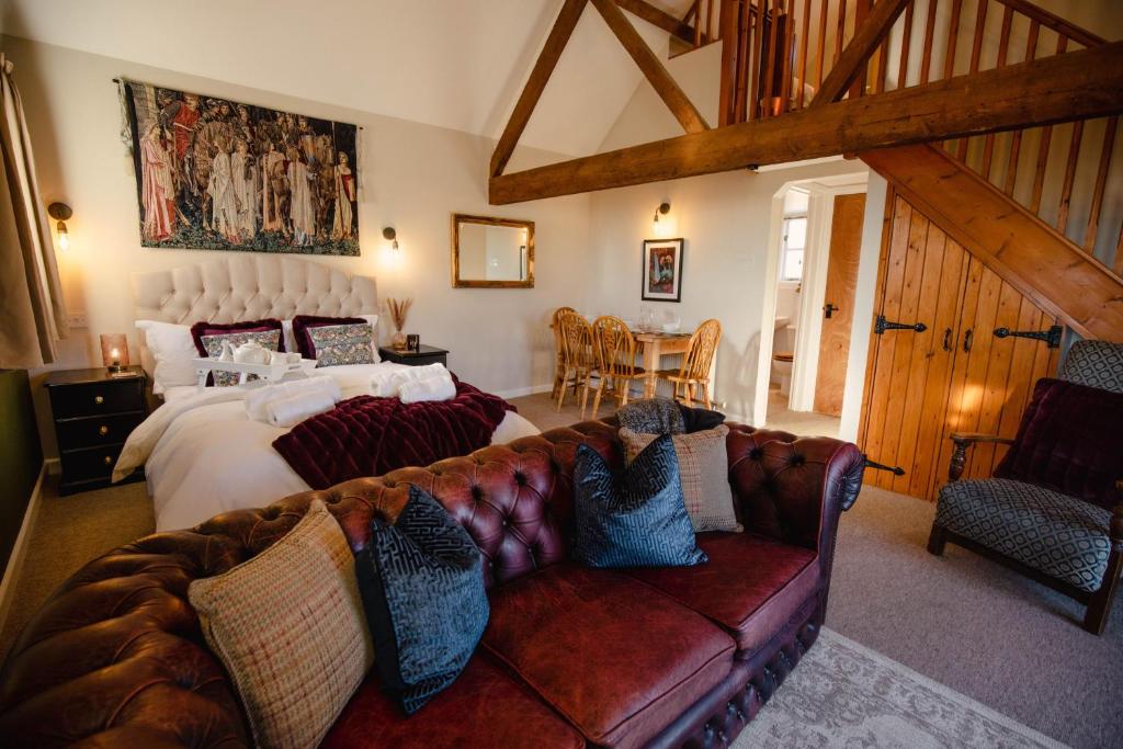 ein Wohnzimmer mit einem Bett und einem Sofa in der Unterkunft Hayloft Cottage - Rudge Farm Cottages in Bridport