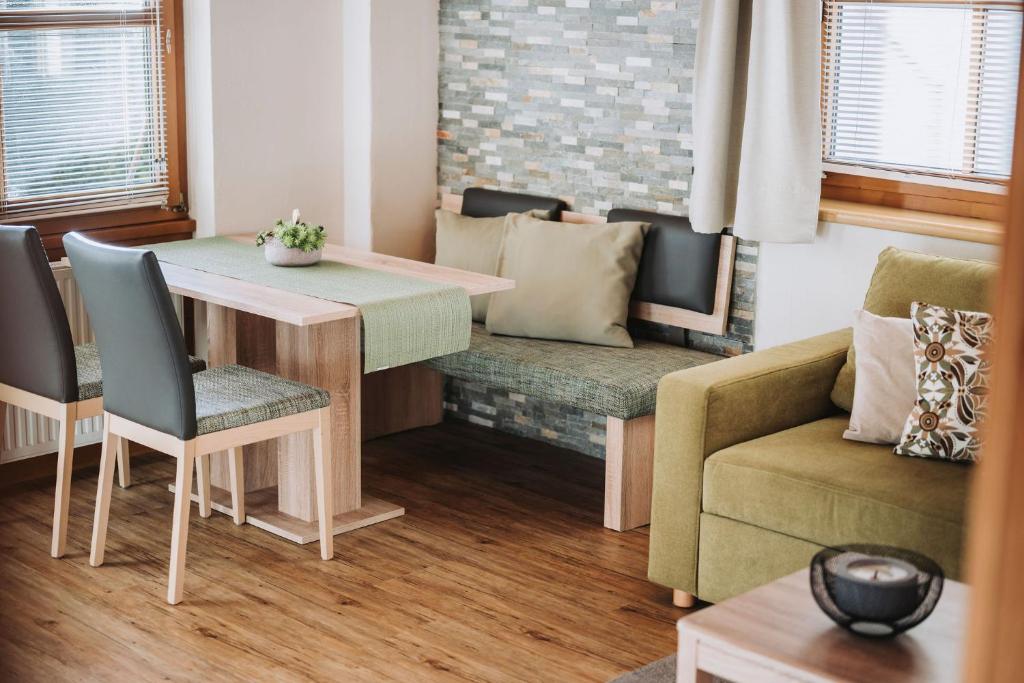 ein Wohnzimmer mit einem Tisch und einem Sofa in der Unterkunft Appartement Stern Dagmar in Neustift im Stubaital