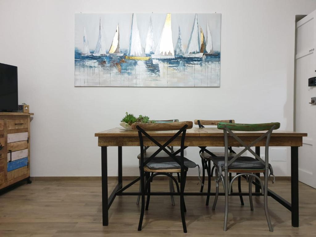 福洛尼卡的住宿－Casa Mare Berny，餐桌、椅子和帆船画