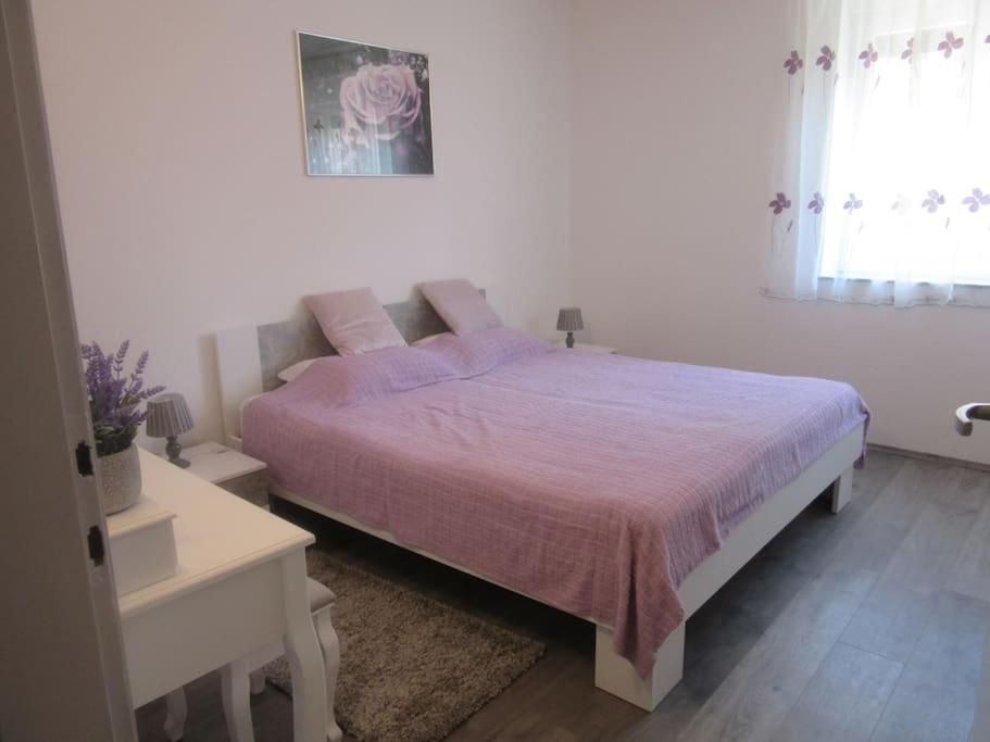 Posteľ alebo postele v izbe v ubytovaní Apartman Ira - prelijep stan + besplatni parking