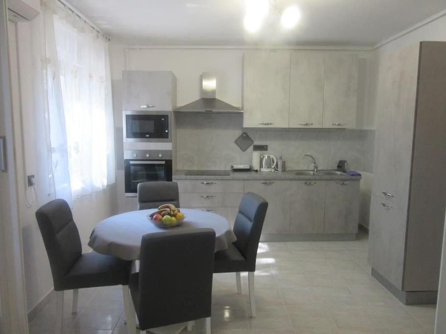 Kuchyňa alebo kuchynka v ubytovaní Apartman Ira - prelijep stan + besplatni parking