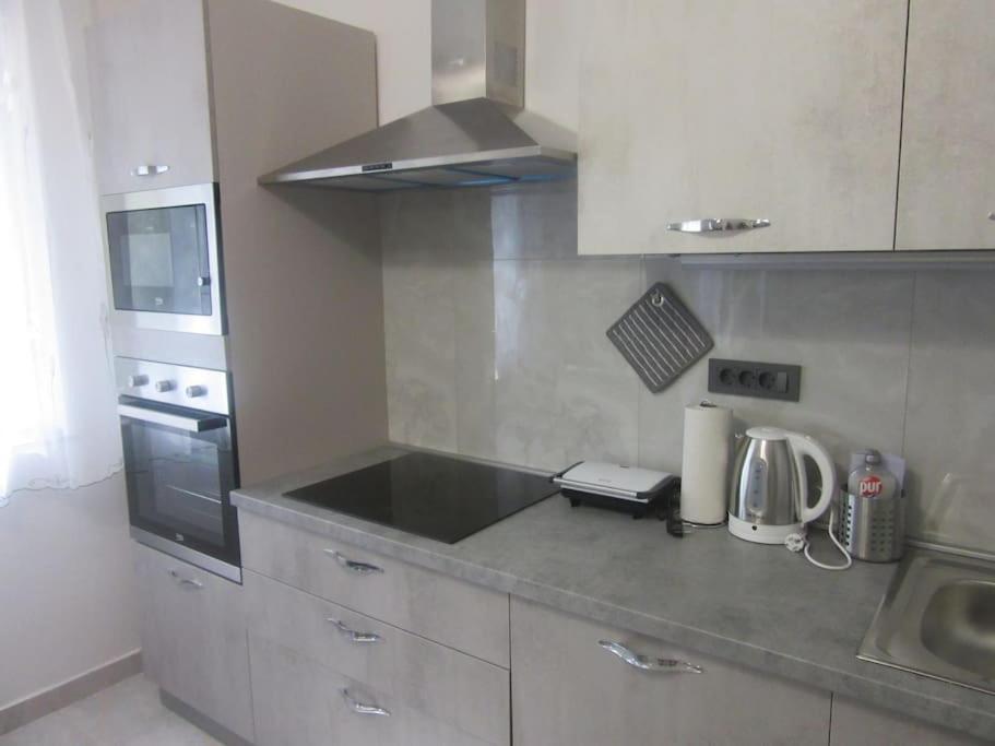 Kuchyňa alebo kuchynka v ubytovaní Apartman Ira - prelijep stan + besplatni parking