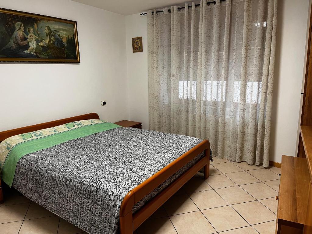 1 dormitorio con cama y ventana en Casa Alexandra, en Drena