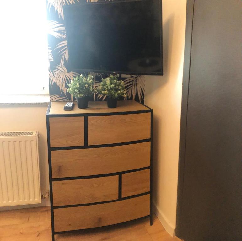 Televízia a/alebo spoločenská miestnosť v ubytovaní Lucy’s apartment