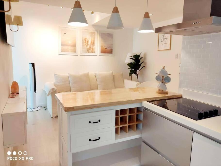 Kuchyň nebo kuchyňský kout v ubytování Azure SKYVIEW PENTHOUSE minimalist unit