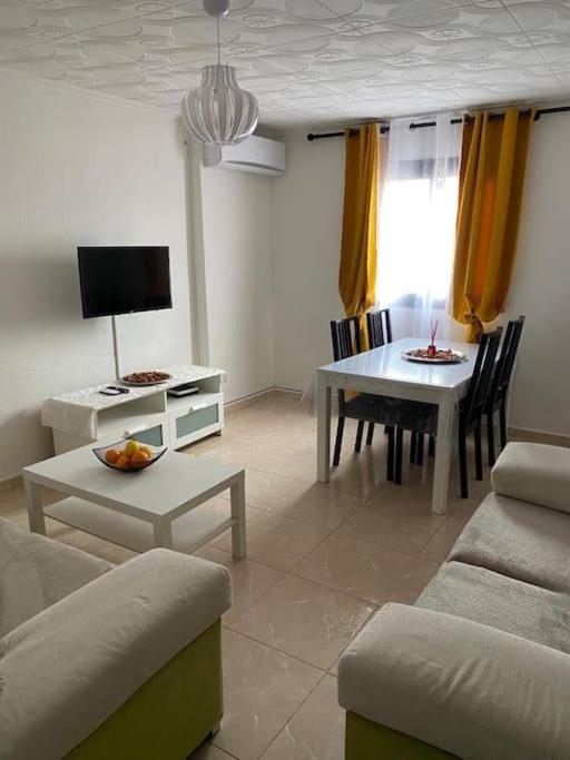 Algemesí的住宿－Appartement Célia，客厅配有沙发和桌子