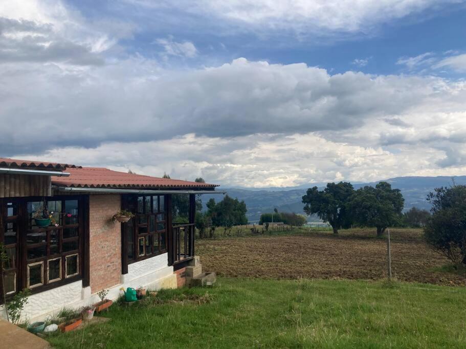 una casa con vistas a un campo en El Paramo, en Paipa