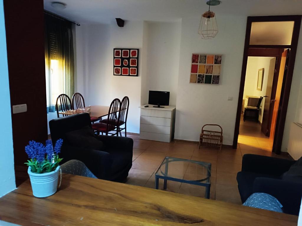 Televízia a/alebo spoločenská miestnosť v ubytovaní Corrala de San Antón. Corral del Carbón