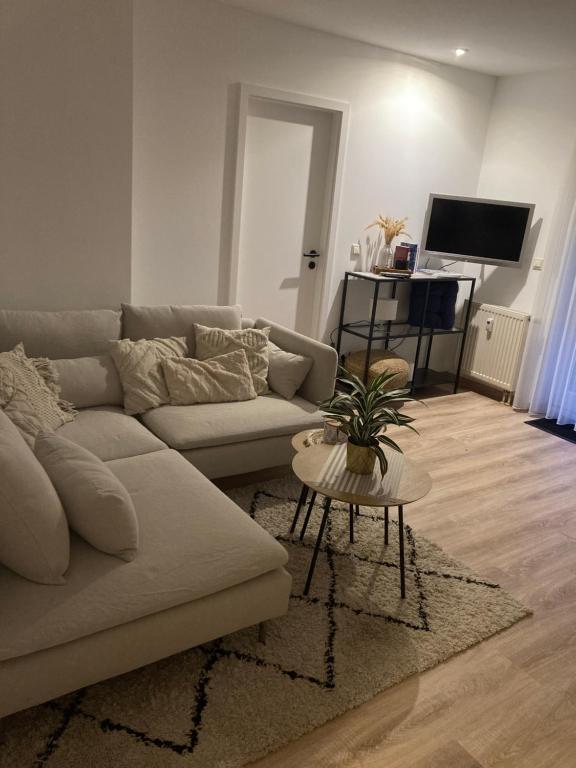 ein Wohnzimmer mit einem Sofa und einem Tisch in der Unterkunft Ferienwohnung Gartenoase in Dresden