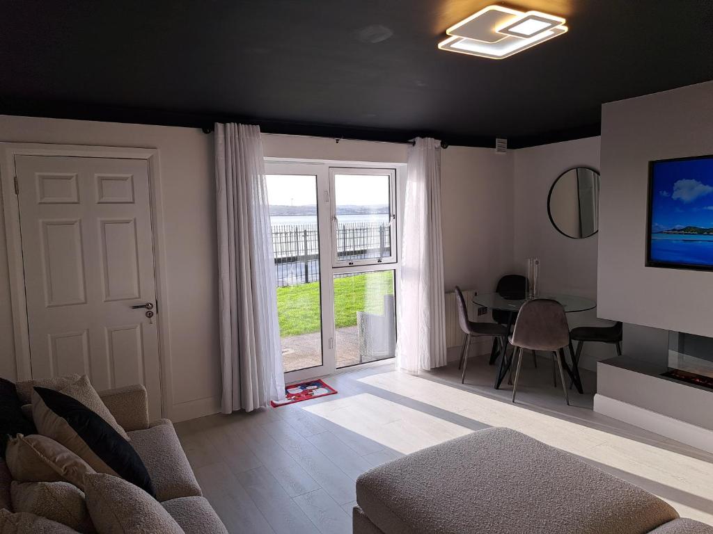 Μια τηλεόραση ή/και κέντρο ψυχαγωγίας στο SeaView Apartment Suite