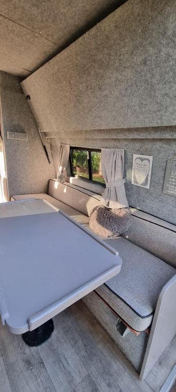 Posezení v ubytování RETRO CAMPER HIRE Discover Ireland