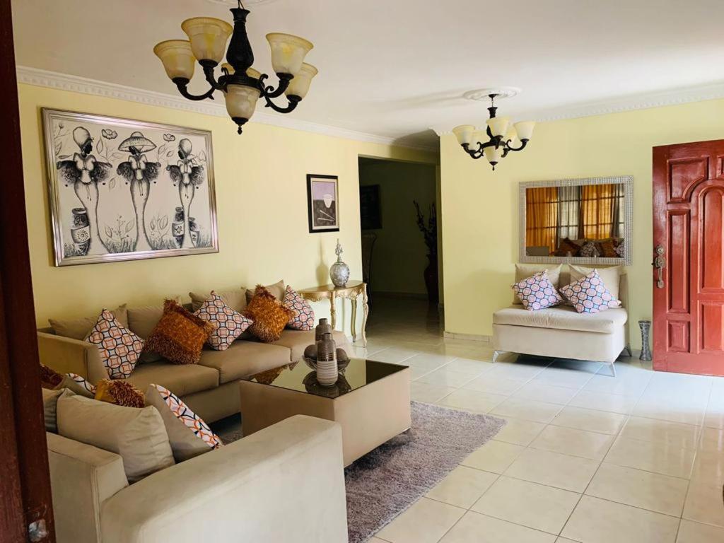sala de estar con sofá y mesa en Residencial monti 1, en Mendoza