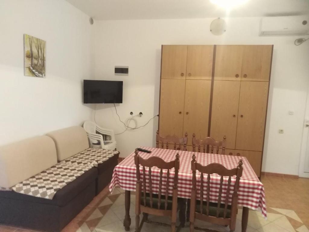 Televízia a/alebo spoločenská miestnosť v ubytovaní Apartman Ivica
