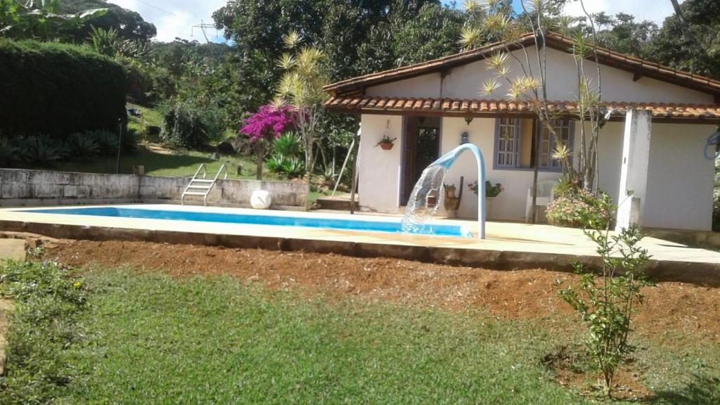 una casa con piscina en el patio en Pousada Quinta Bela Vista - Raízes, en Caeté