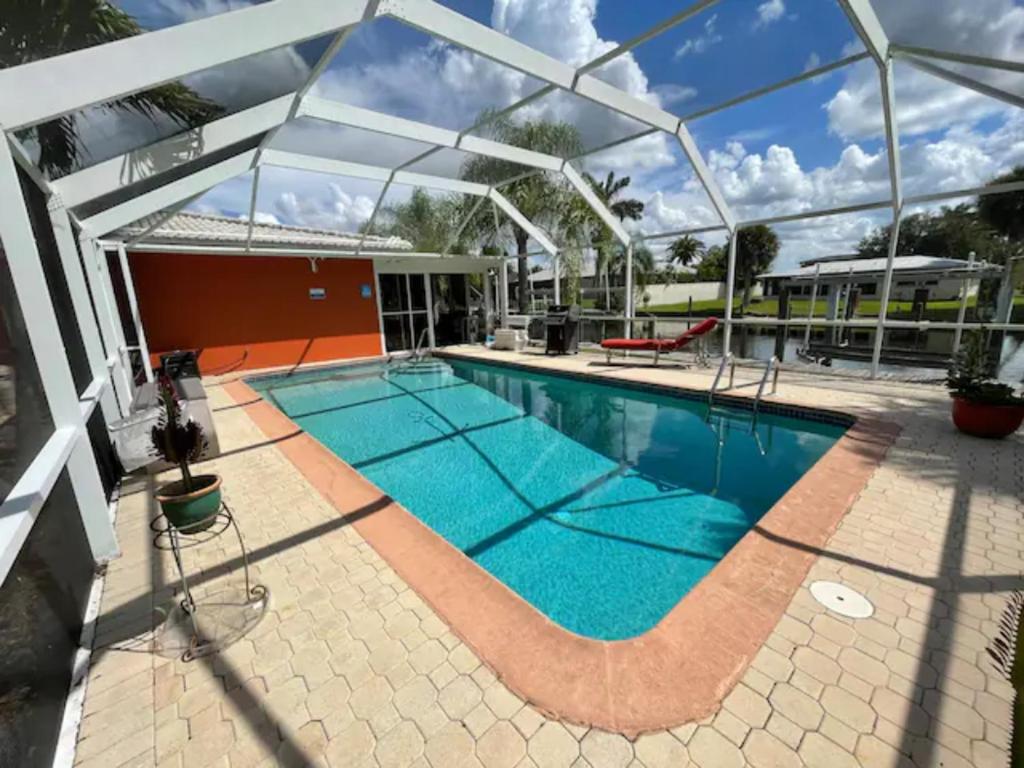 uma grande piscina com telhado de vidro em Heated Pool Paradise, Gulf Access, Pet Friendly em Port Charlotte