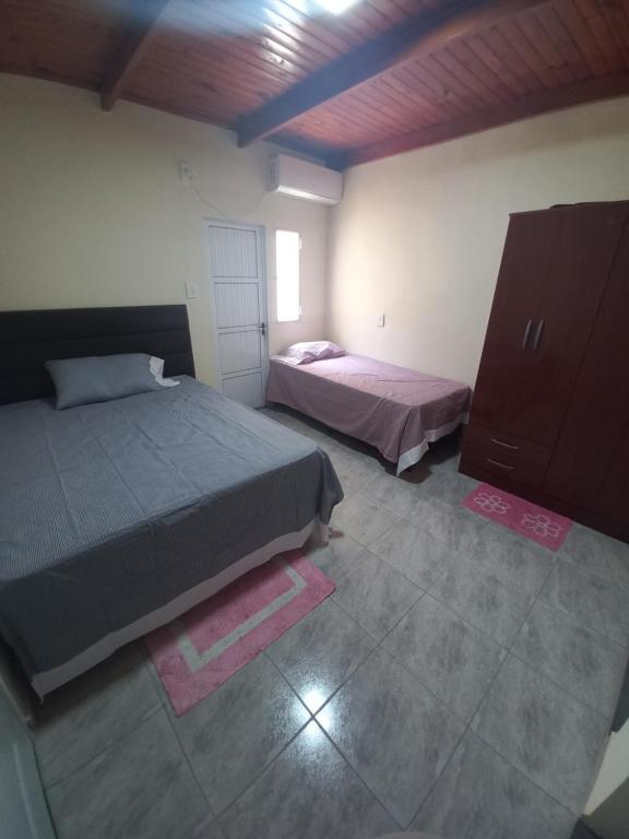 um quarto com duas camas e uma cómoda em Departamento 1 Dormitorio 1 cama 2 plazas y 1 cama 1 plaza deplazable( para 2 chicos ) em Corrientes