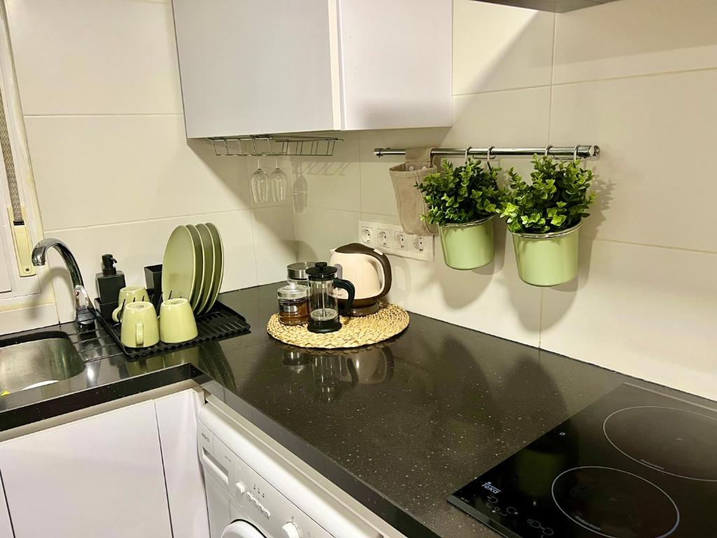 A kitchen or kitchenette at El patio de Lindo