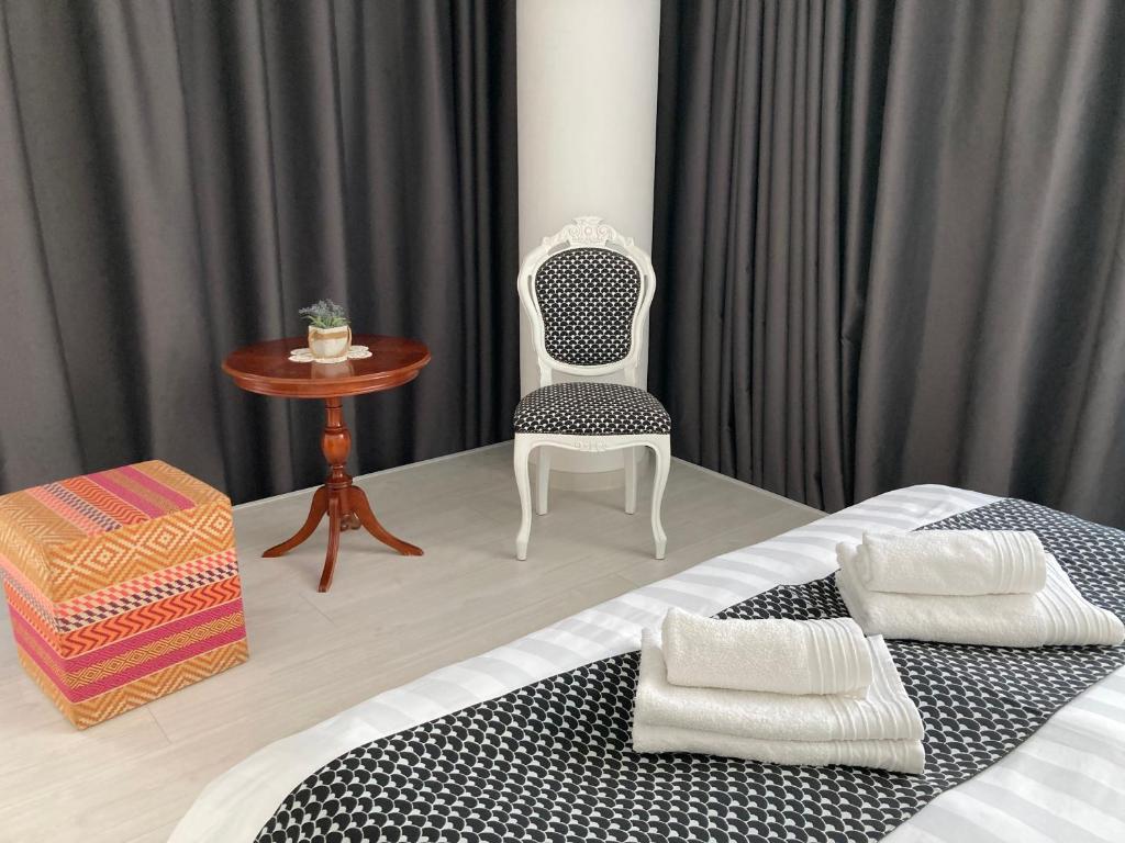 Postel nebo postele na pokoji v ubytování Lokàl Boutique Hotel