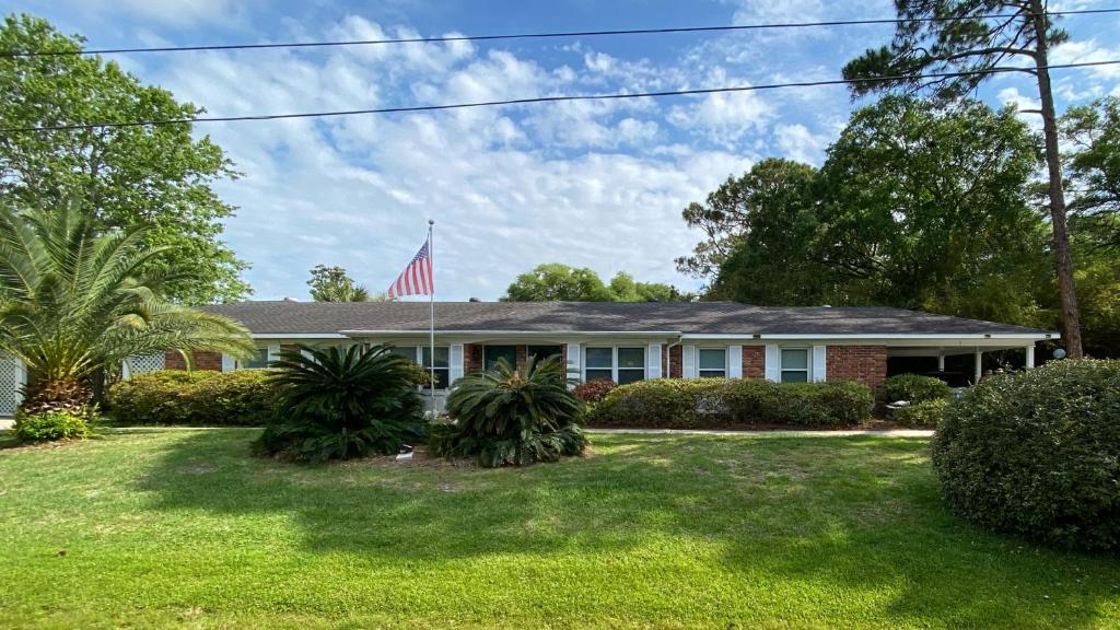 Una casa con una bandiera americana nel cortile di GOLDEN DAYS DUPLEX Duplex a Jekyll Island