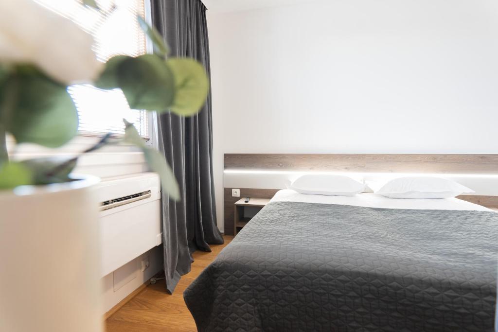 Una cama o camas en una habitación de Hotel Triester