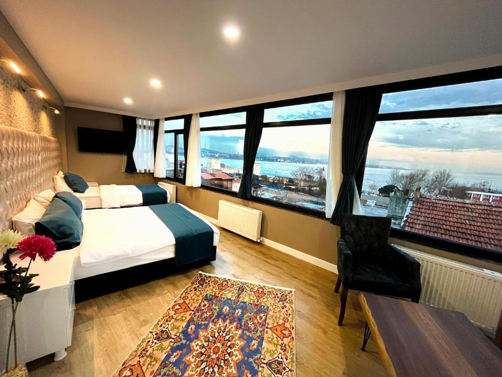 1 dormitorio con cama y ventana grande en Cape Palace Hotel en Estambul