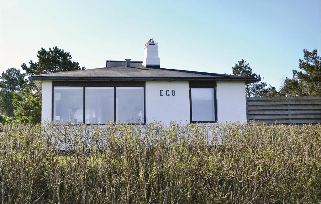 une maison blanche avec le mot éco écrit sur elle dans l'établissement Beach Front Home In Hundested With Wifi, à Hundested
