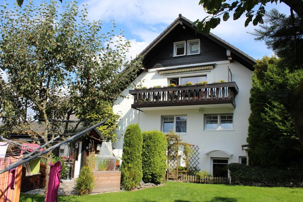 Casa blanca con balcón en Ferienwohnung Kordes, en Winterberg